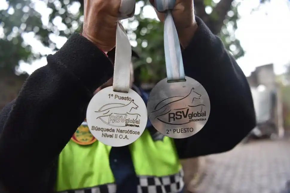 GALARDONES. Fueron premiados el perro y sus entrenadores.