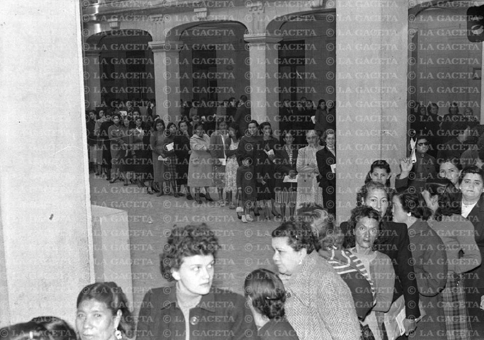 Recuerdos fotográficos: 1954. Masiva concurrencia de mujeres a votar