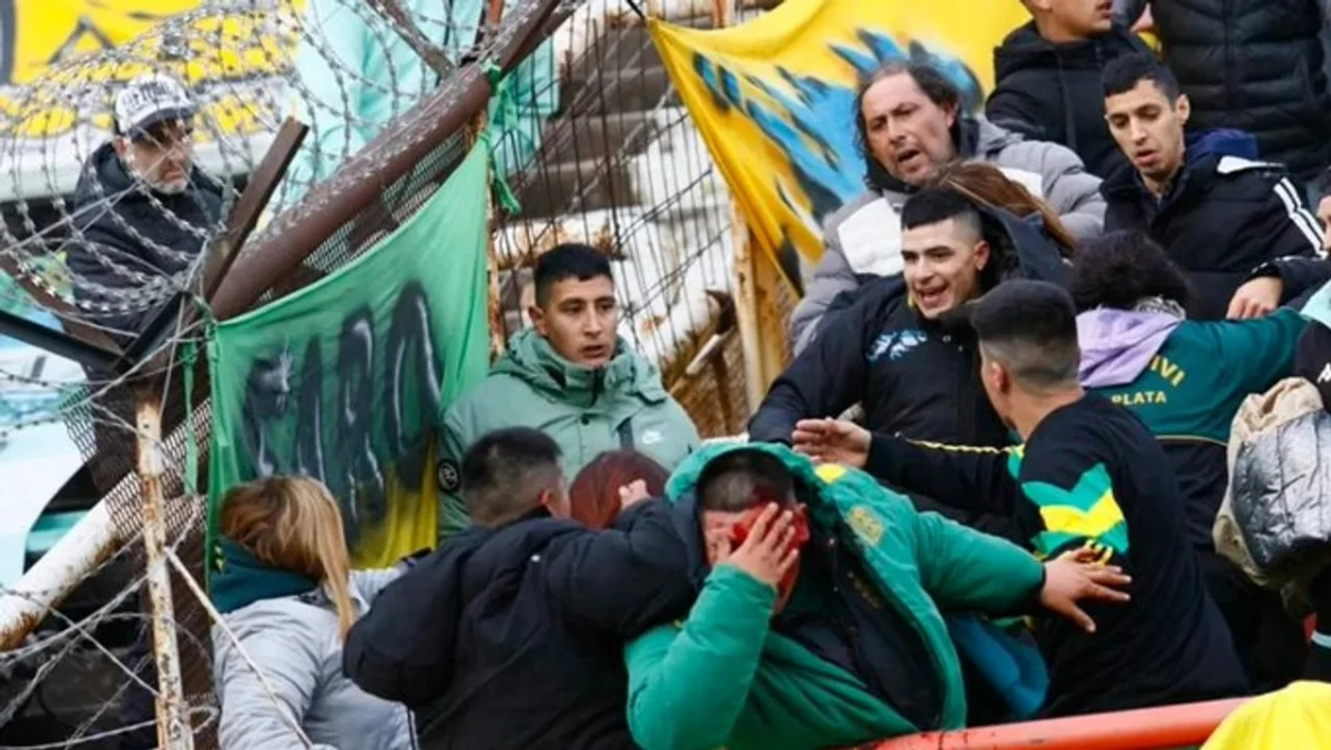 Le aplican derecho de admisión a tres barras de Aldosivi por la pelea a cuchillazos en el partido contra Newells