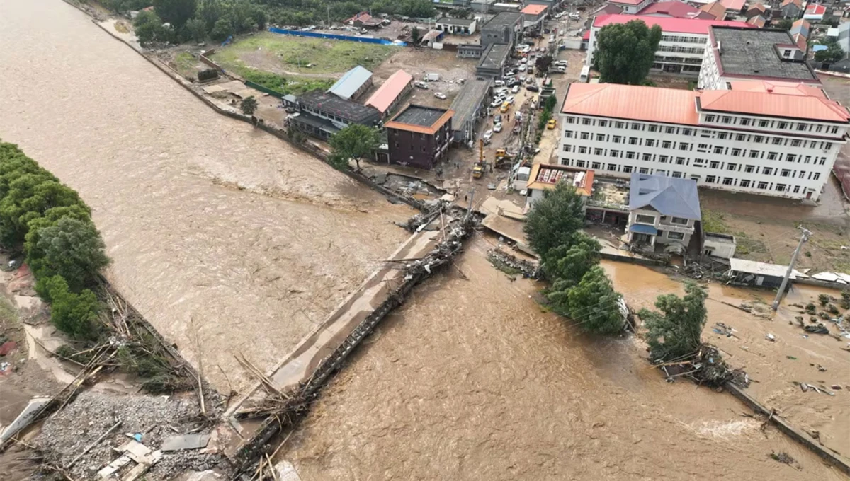 DESBORDES. Las imágenes muestran cómo los cauces de los ríos afectaron desbordaron en las afueras de la ciudad Xiaying, distrito de Jizhou de Tianjin, en el norte de China.