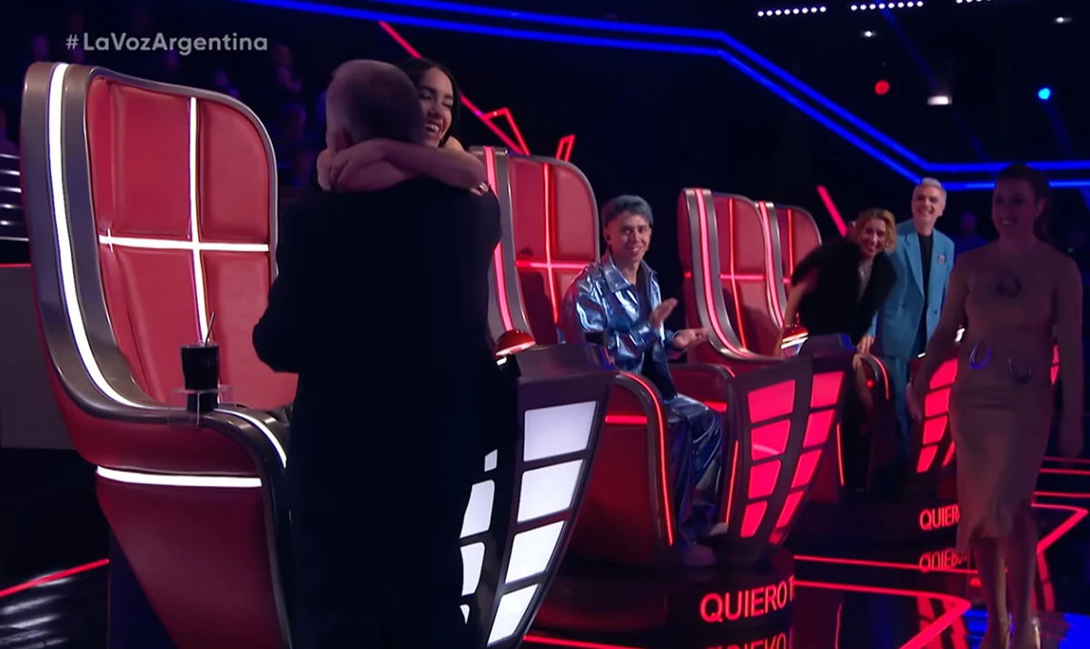 “Lali” se emocionó con un participante de “La Voz” y se lo robó a otro jurado