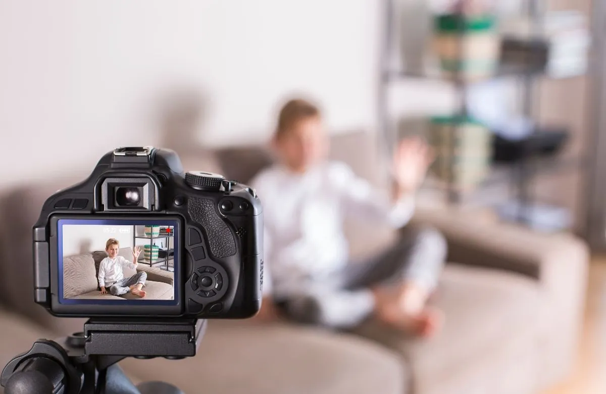 España propone una inédita ley para niños y adolescentes youtubers