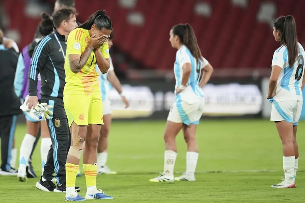 TRISTE. El lamento de Solana Pereyra, que no pudo contener ninguno de los penales colombianos, casi todos muy bien ejecutados; a la Argentina se le escapó la semifinal en el desempate. 