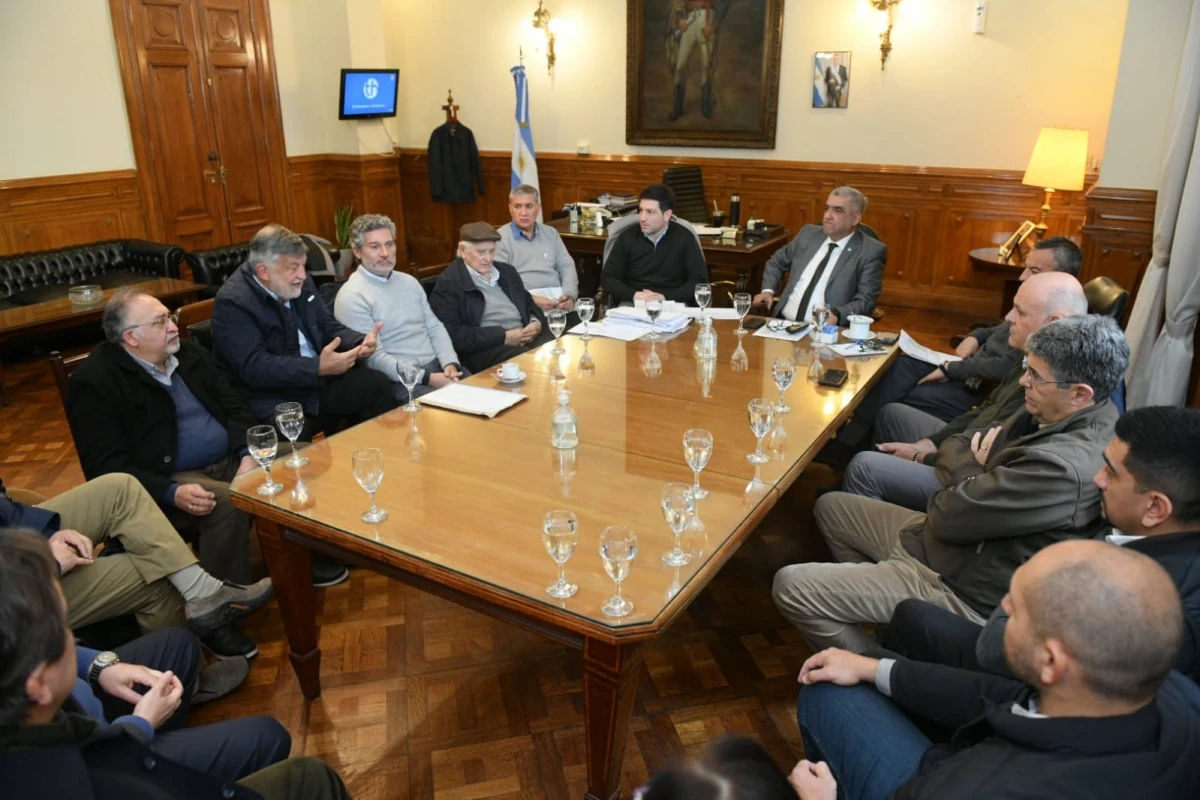 Reunión entre funcionarios e industriales en la Casa de Gobierno. COMUNICACIÓN PÚBLICA