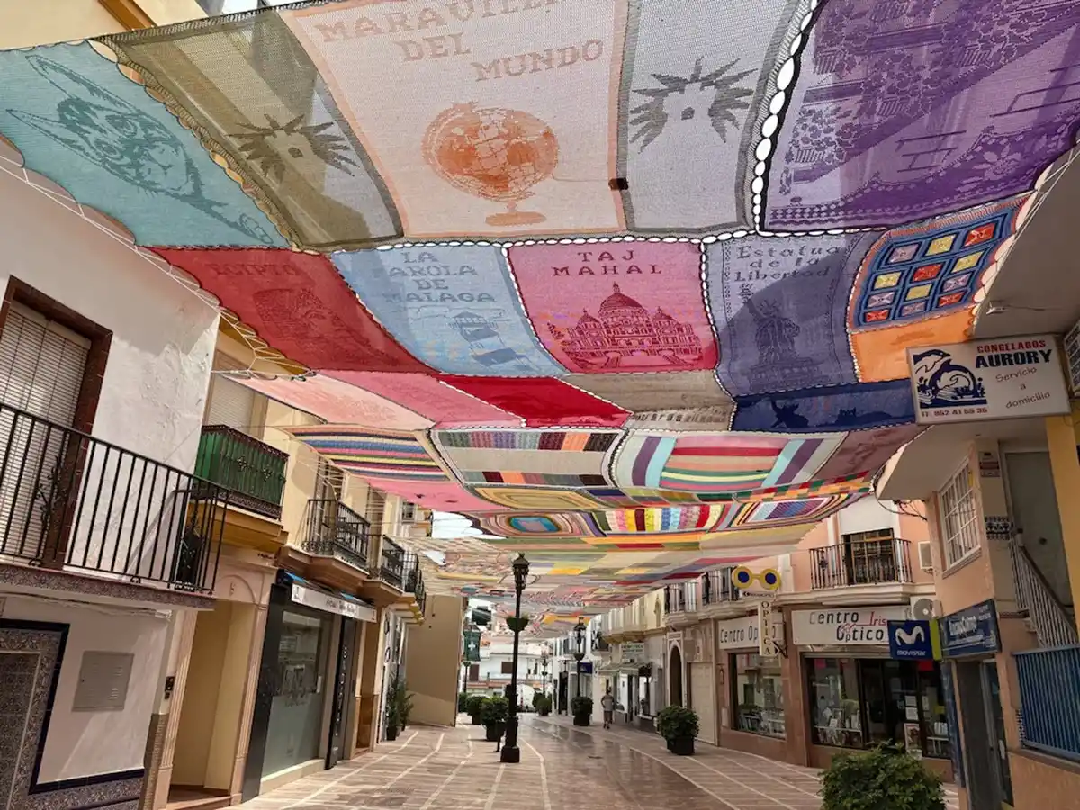 En un pequeño pueblo de España, las tejedoras combaten el calor con techos de crochet