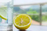 Agua con limón en ayunas: los beneficios para la salud y cómo consumirla correctamente