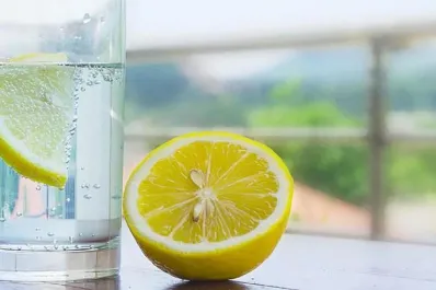 Beneficios de tomar agua con limón en ayunas: una práctica simple con grandes resultados