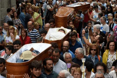 Galicia: en un pueblo, los vivos desfilan en ataúdes cada 29 de julio