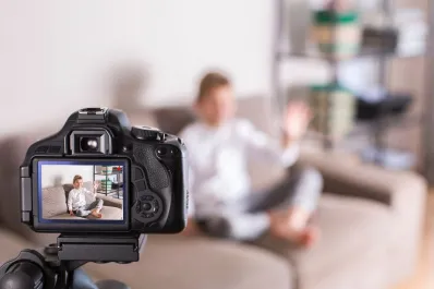 España propone una inédita ley para niños y adolescentes youtubers