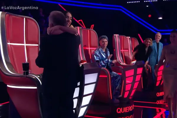 “Lali” se emocionó con un participante de “La Voz” y se lo robó a otro jurado