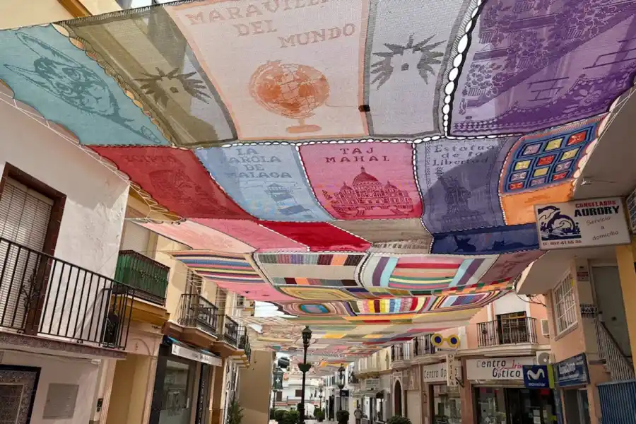 En un pequeño pueblo de España, las tejedoras combaten el calor con techos de crochet