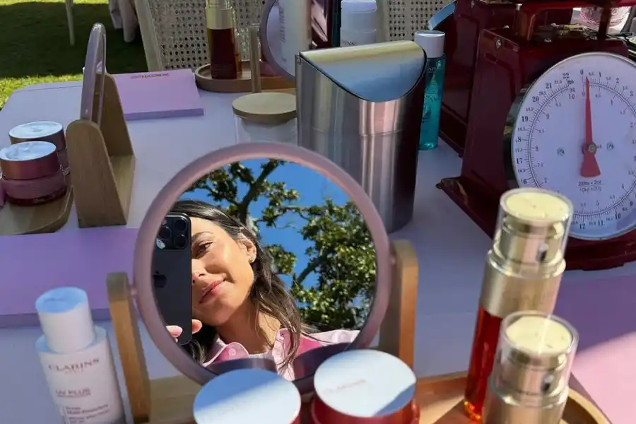 TRABAJO DIGITAL. Camila combina sus estudios con la creación de contenido para marcas de ropa y maquillaje, un camino elegido por muchos jóvenes que buscan independencia económica.