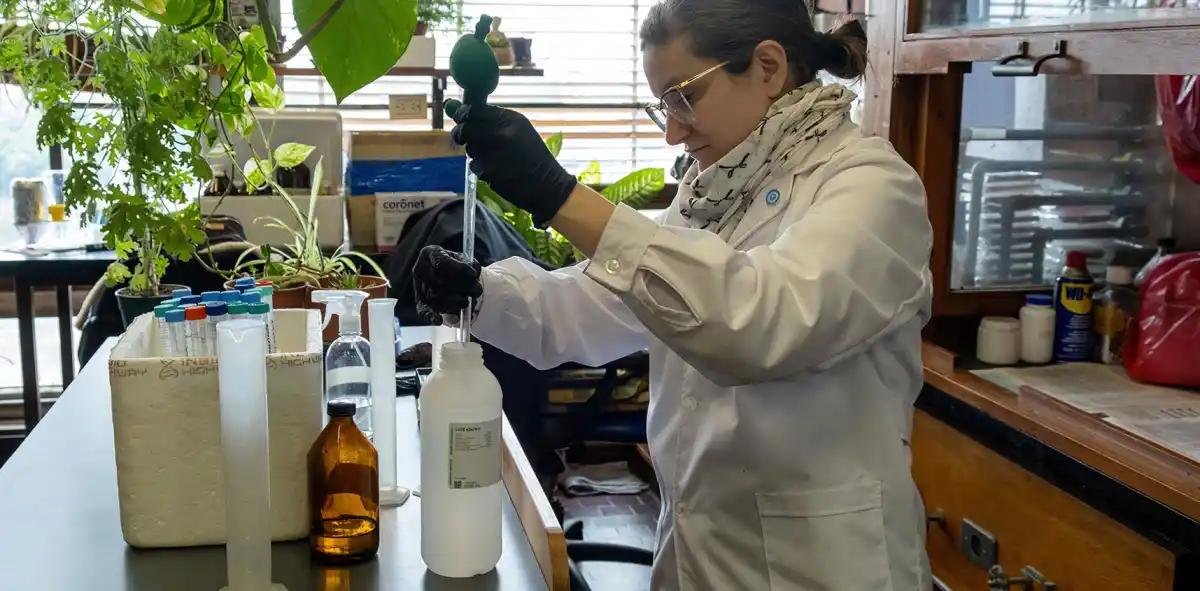 CIENTÍFICOS. El equipo analiza saliva infantil para detectar marcas epigenéticas de violencia y aportar evidencia científica temprana de abuso. 