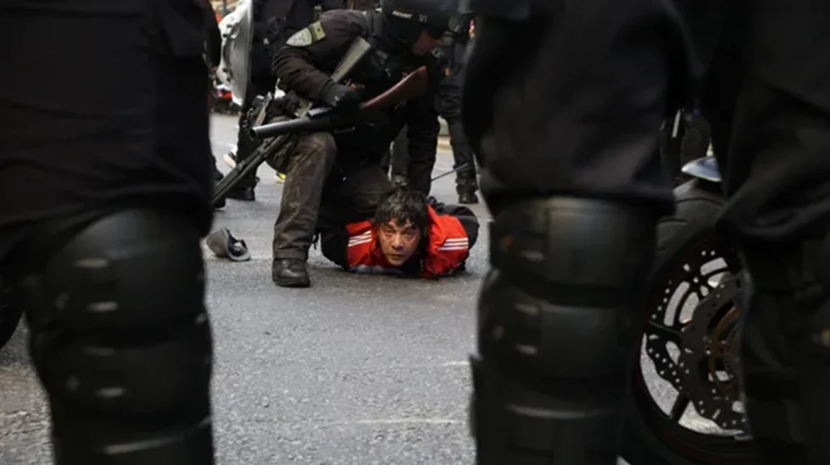 Hinchas de Chacarita acompañaron la movilización de jubilados.