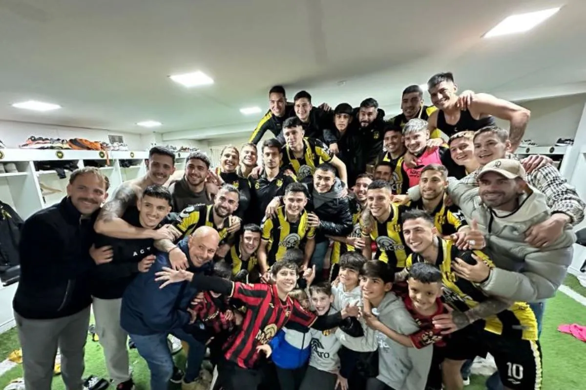 FUERTES. Los jugadores de Deportivo Madryn, conscientes de haber derrotado a un candidato, festejaron en el vestuario FOTO DE @ClubMadryn