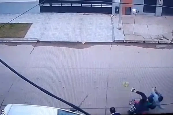 Grave accidente en moto: un padre de familia que se reparte en tres hospitales