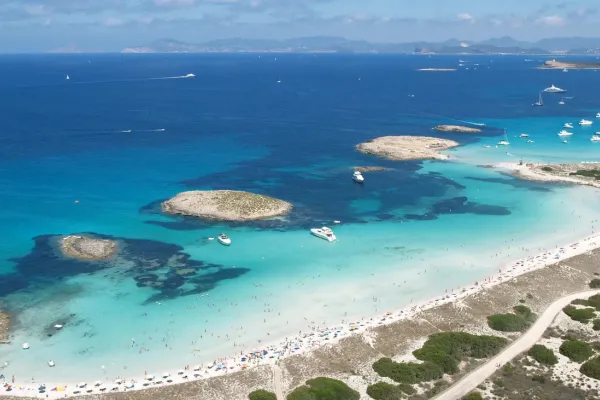 La inteligencia artificial elige la playa más bonita de Formentera: aguas caribeñas en el corazón de Baleares
