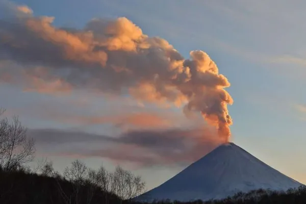 Tras el terremoto, entró en erupción el volcán ruso Klyuchevskoï