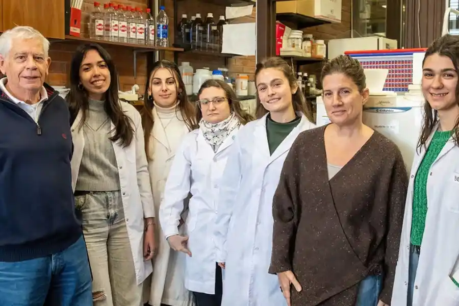 CIENTÍFICOS. Eduardo Cánepa y el equipo de investigadoras del Laboratorio de Neuroepigenética y adversidades tempranas y del Hospital Elizalde.