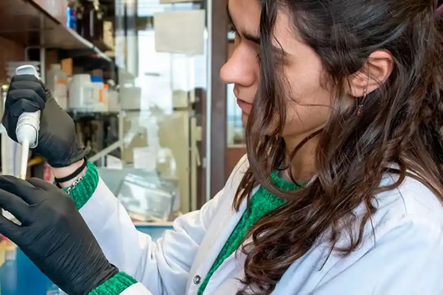 CIENTÍFICOS. El equipo analiza saliva infantil para detectar marcas epigenéticas de violencia y aportar evidencia científica temprana de abuso. 