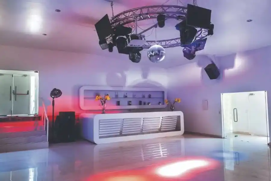 La ex mansión de Arturo Vidal y Marité Matus tiene discoteca privada