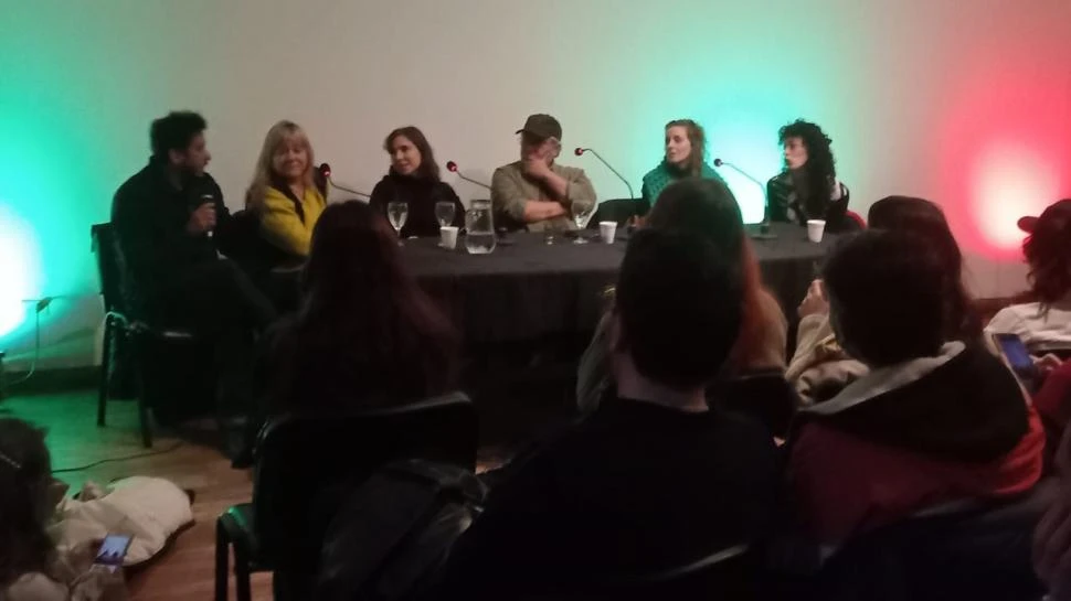 DEBATE. En sala desbordada se realizó “Actuar frente a la cámara”.