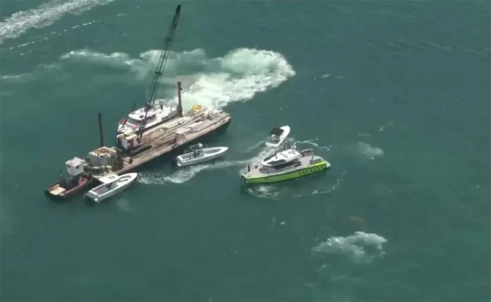 EL IMPACTO. Imagen tomada de un video de los trabajos de auxilio por el choque en Biscayne Bay.