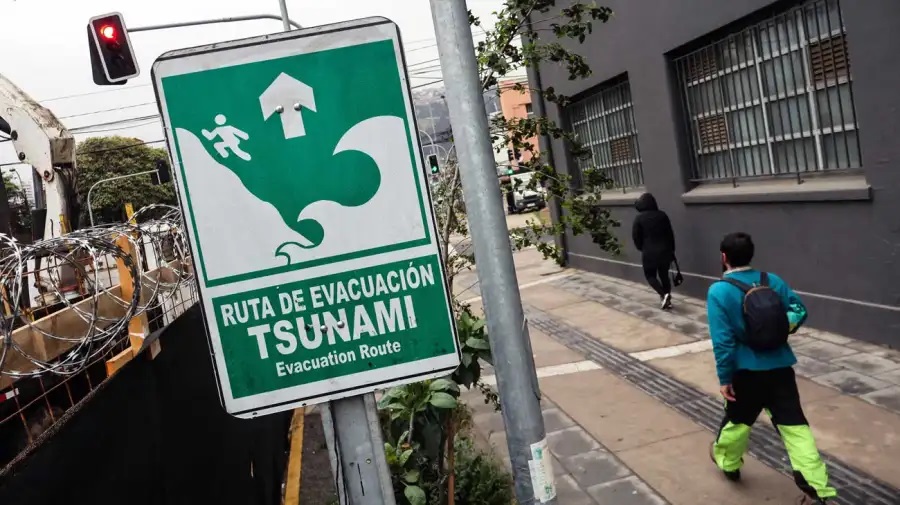 PREPARADOS. En las zonas costeras de Chile está indicado cómo evacuar.