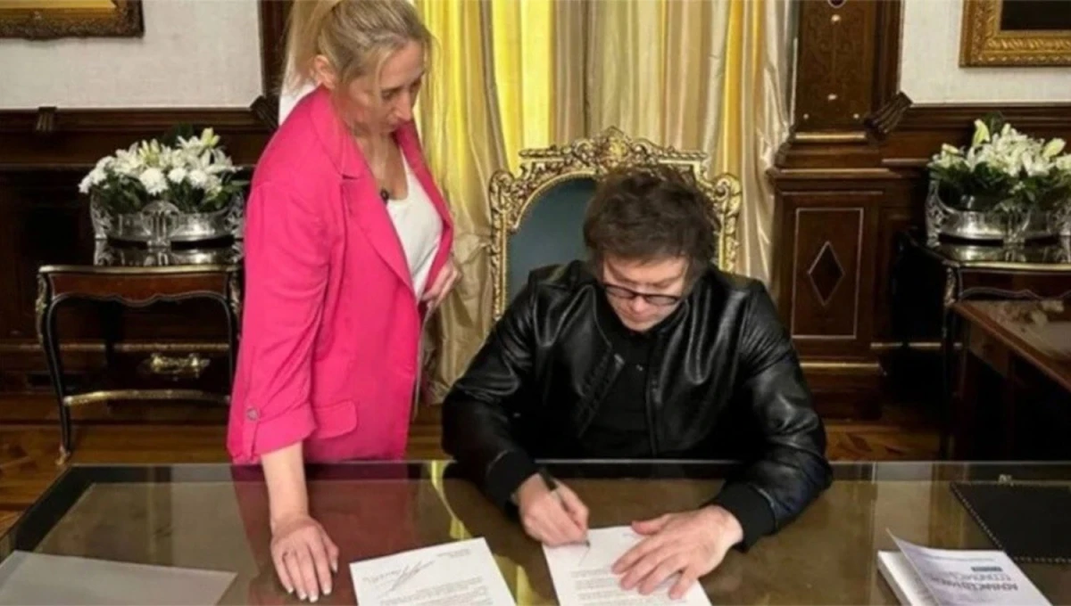 CON SU FIRMA. El decreto que flexibiliza la política inmigratoria del país lleva la rúbrica de Javier Milei.