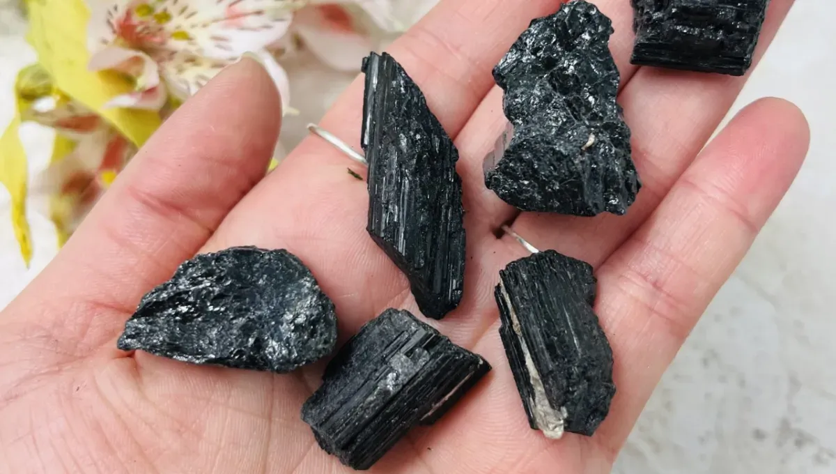 La poderosa piedra que aleja la envidia y protege de las malas energías: hasta la China Suárez la usa