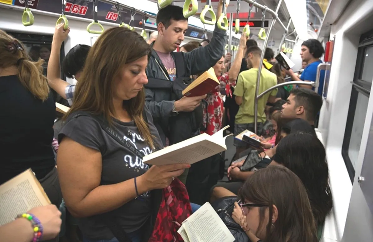 HÁBITOS DE LECTURA. La polémica en redes sobre leer en trayectos cortos del bondi pone en evidencia las distintas formas en que las personas aprovechan su tiempo en el transporte público.