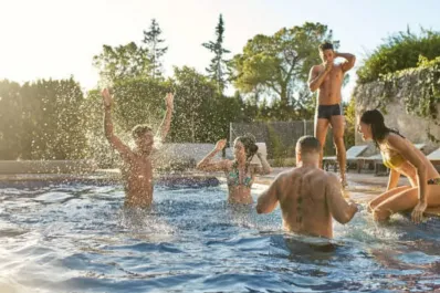 El trabajo de verano soñado: 1.850 euros, crema solar y alojamiento por probar piscinas en toda España