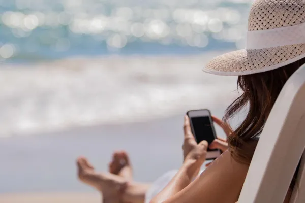 Seis consejos clave para proteger tus dispositivos durante las vacaciones de verano