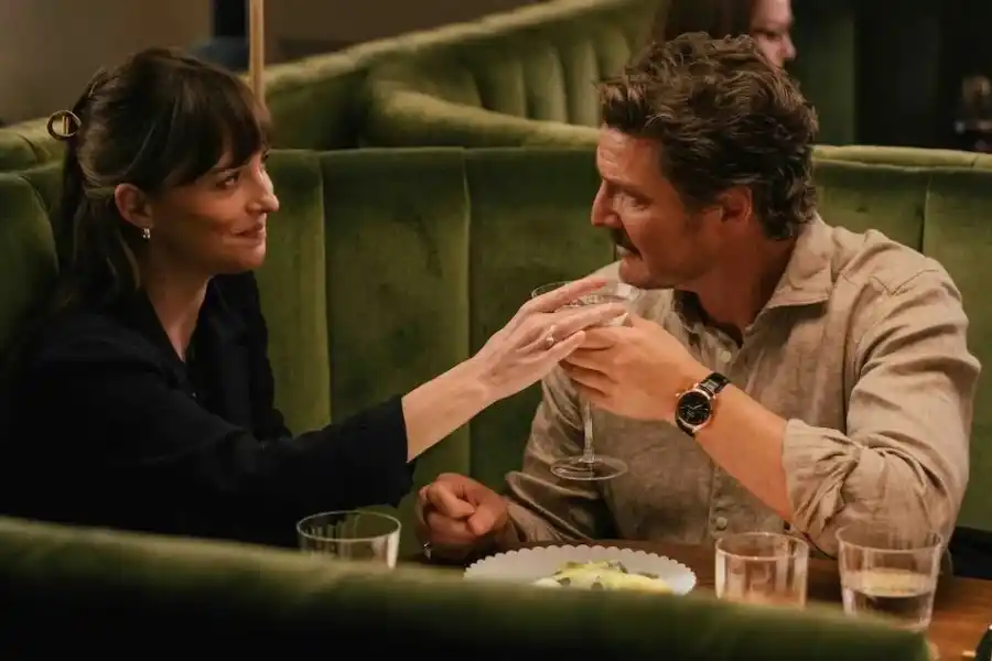 “AMORES MATERIALISTAS”. Dakota Johnson y Pedro Pascal.