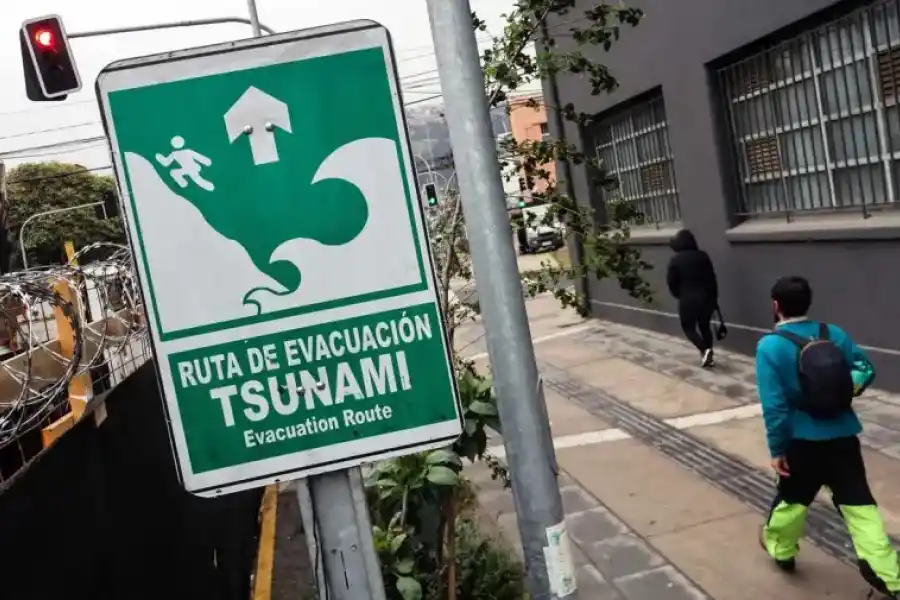 PREPARADOS. En las zonas costeras de Chile está indicado cómo evacuar.