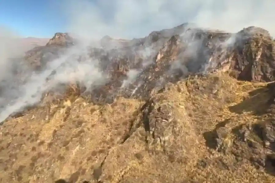 El cerro Muñoz se incendia una vez más.