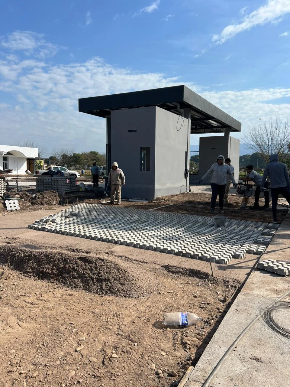 ÚLTIMOS ARREGLOS. La Municipalidad prepara la inauguración de la escuela ubicada en Lamadrid al 3600.