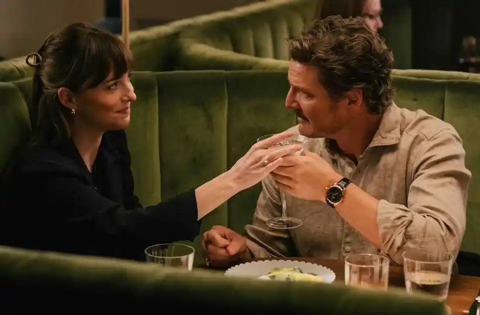 “AMORES MATERIALISTAS”. Dakota Johnson y Pedro Pascal.