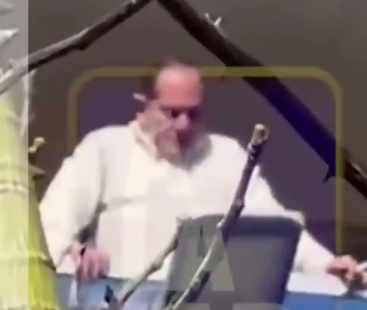 Captura de video del momento en que Alperovich está en su balcón.