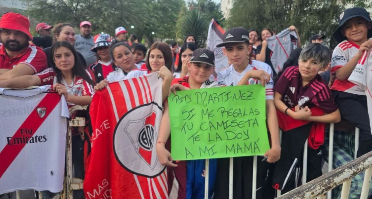 EXPECTANTE. Desde temprano los hinchas de River Plate llegaron al hotel.