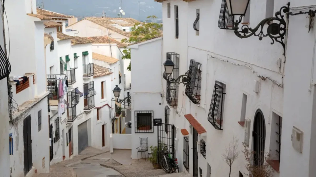 Por qué Altea, el pueblo blanco de Alicante, conquista a los viajeros