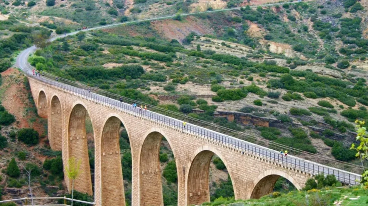 Vía Verde de Ojos Negros: la ruta de senderismo más larga de España por una antigua línea de tren minero