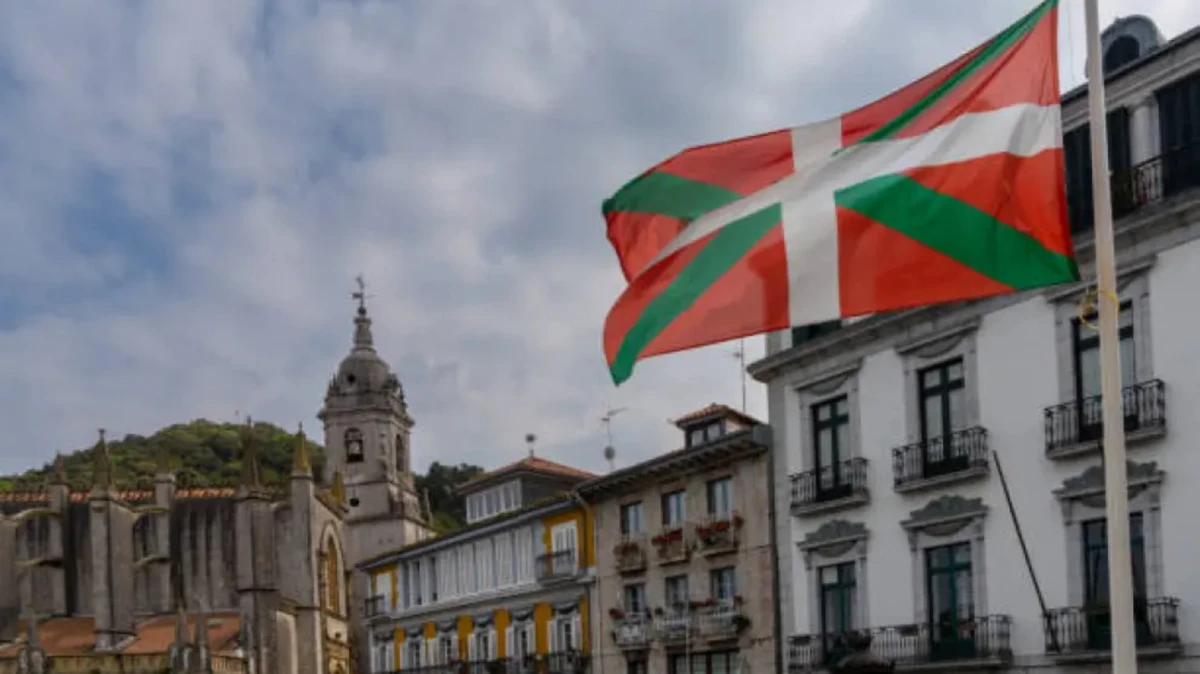 PAÍS VASCO. El centro de Lekeitio con edificios históricos y la bandera/iStock