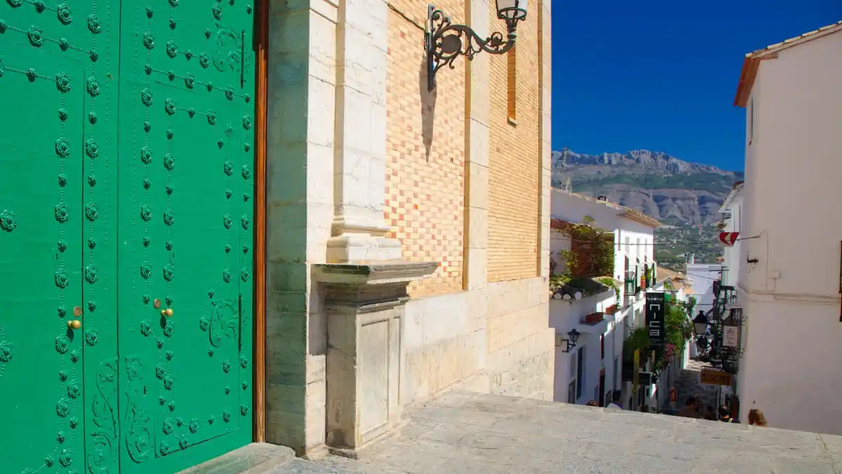 El “Santorini de España”: fachadas blancas y cúpulas azules que conquistan la Costa Blanca
