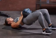 Cinco ejercicios de fuerza para mujeres que puedes hacer en casa sin gimnasio