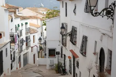 Por qué Altea, el pueblo blanco de Alicante, conquista a los viajeros
