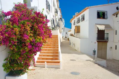 El “Santorini de España”: fachadas blancas y cúpulas azules que conquistan la Costa Blanca