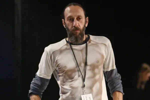 Miguel Adrover, el diseñador mallorquín que rechazó vestir a Rosalía y reaviva el debate en la moda