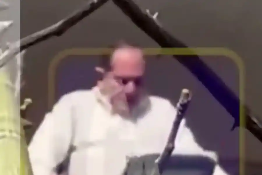 Captura de video del momento en que Alperovich está en su balcón.