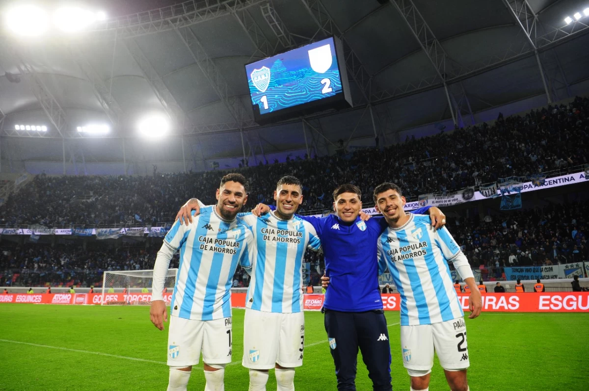 Ortiz junto a Brizuela, Coronel y Laméndola tras el triunfo contra Boca en el estadio Madre de Ciudades.